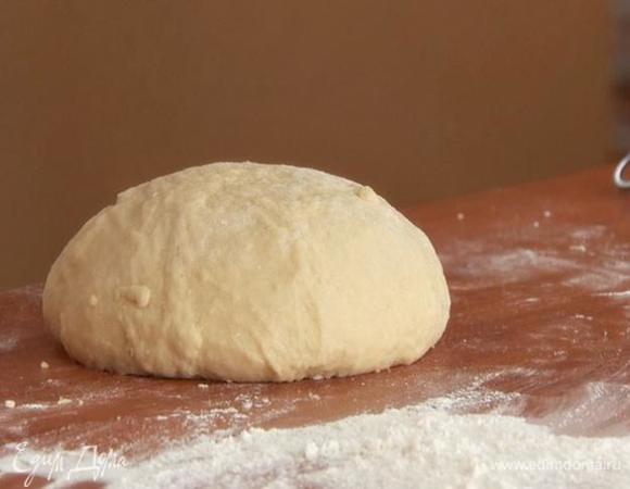 Приготовим сдобное дрожжевое тесто. Смешиваем венчиком воду и дрожжи. Добавляем 50 г сахара. Взбиваем. Добавляем одно яйцо, муку и две столовые ложки растительного масла. Замешиваем тесто. Добавляем половину чайной ложки соли в середине или в конце замеса. Тесто должно быть упругим. Накрываем пищевой пленкой. Оставляем на 30–40 минут.