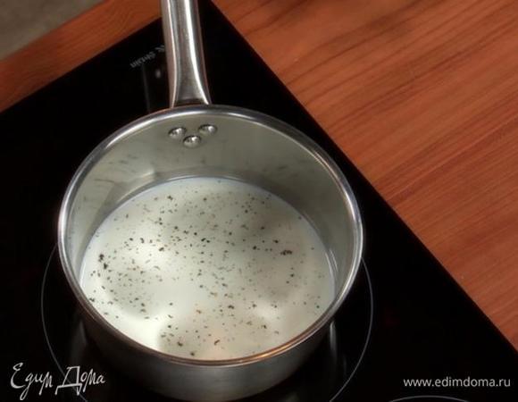Приготовим заварной крем. Ставим сотейник на плиту. Вливаем молоко. Добавляем стручок ванили. Доводим до кипения.