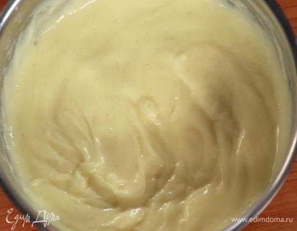 Взбиваем венчиком в миске два желтка, 60 г сахара и кукурузный крахмал. Не переставая мешать, тонкой струйкой вливаем половину объема горячего молока. Возвращаем сотейник на плиту. Постоянно помешивая молоко, вливаем смесь с желтками. Интенсивно перемешиваем. Как только смесь начнет закипать, снимаем с нагрева. Перемешиваем. Охлаждаем.