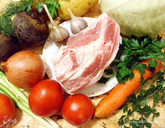 Все необходимые для приготовления борща продукты.