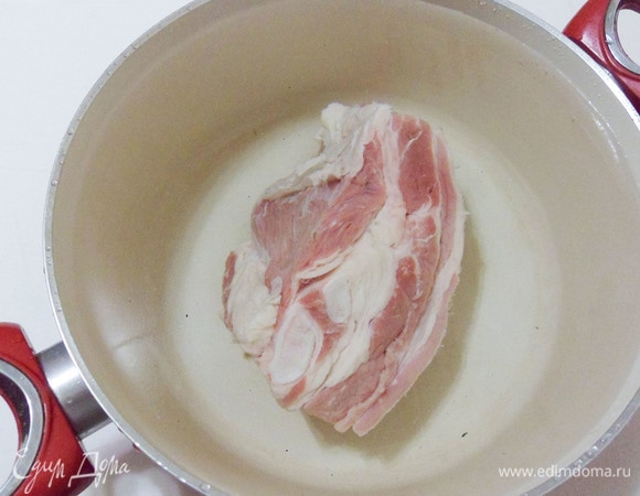 Мясо промыть под струей холодной воды. Положить в кастрюлю, залить холодной водой, накрыть кастрюлю крышкой и поставить на самый сильный огонь. Появляющуюся пену снимаем ложкой. После закипания уменьшаем огонь до самого медленного кипения.