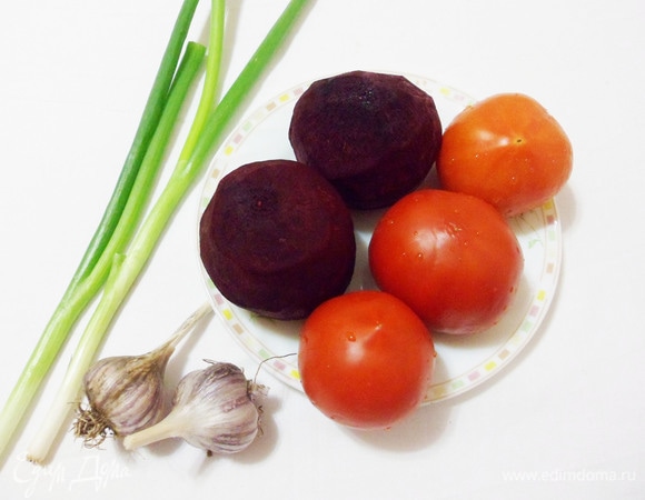 Целые помидоры ополаскиваем водой, свеклу моем и очищаем.