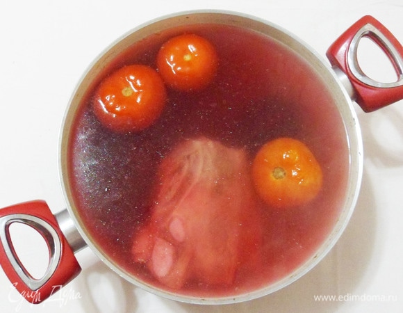 Очищенную целую свеклу и помидоры отправляем в кастрюлю к мясу. Свекла будет вариться с мясом до готовности. Обычно время варки мяса и свеклы среднего размера совпадают. Примерно 1 час.