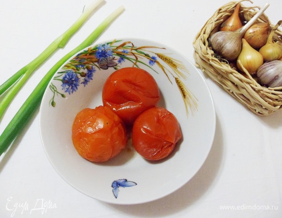 Помидоры варим в бульоне от 5 до 10 минут. Кожица у них должна лопнуть, сами помидоры должны стать мягкими, но не развалиться. Через указанное время достаем помидоры из бульона.