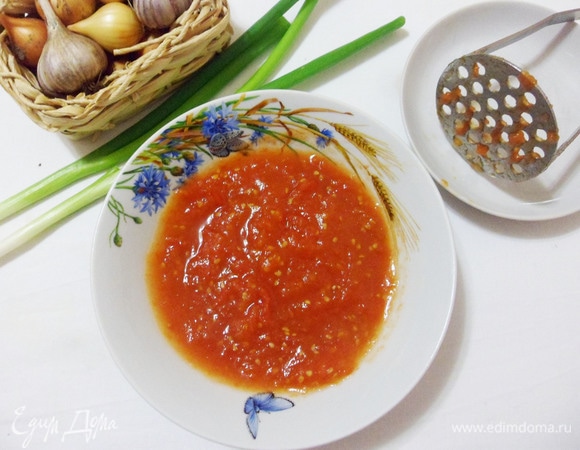 Затем в теплом виде снимаем с помидоров кожицу, а мякоть разминаем толкушкой в пюре. Томат для заправки борща готов.