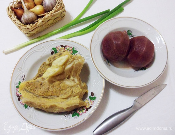 Вилкой проверяем мясо на готовность. Достаем готовое мясо из бульона. Проверяем на готовность свеклу, если она готова (как у меня), то достаем ее из бульона. Если свекла еще не доварилась, оставляем ее вариться дальше. На дальнейшую варку борща уйдет еще около получаса, свекла к этому моменту будет готова.