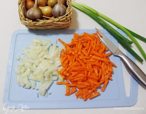 Далее измельчаем лук, очищаем и нарезаем соломкой морковь.