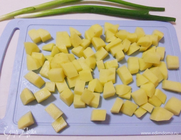 Чистим картошку и нарезаем кубиком. Отправляем все овощи в кастрюлю и варим около 10 минут.