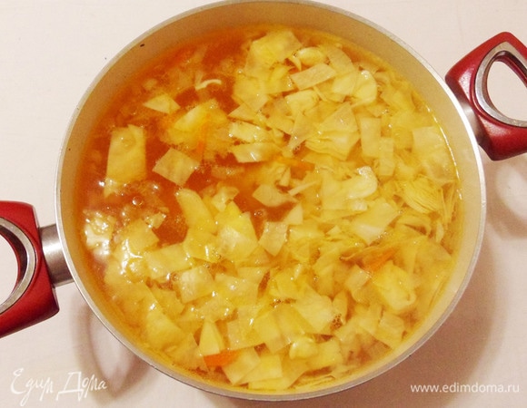 Затем нарезаем капусту средними квадратиками и отправляем в кастрюлю. Варим до готовности капусты.