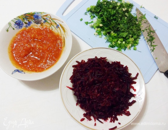 Отваренную готовую свеклу нарезаем соломкой или натираем на терке.