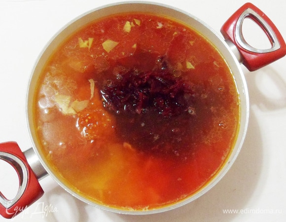 Отправляем в кастрюлю свеклу с помидорами и нарезанное на кусочки мясо. Даем только закипеть.