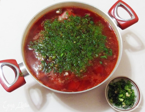 Следом отправляем зелень с чесноком. Накрываем крышкой. Варим несколько минут. Борщ готов.