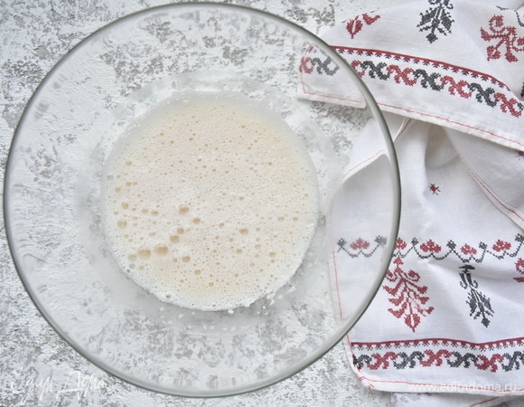 В дрожжевую смесь добавьте оставшуюся воду и размешайте.