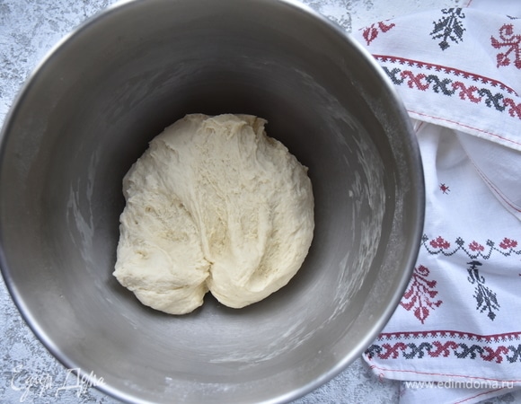 В процессе замешивания всыпьте соль и влейте растительное масло. Месите тесто довольно долго, минут 7–10. Оно получается мягким и слегка липким.
