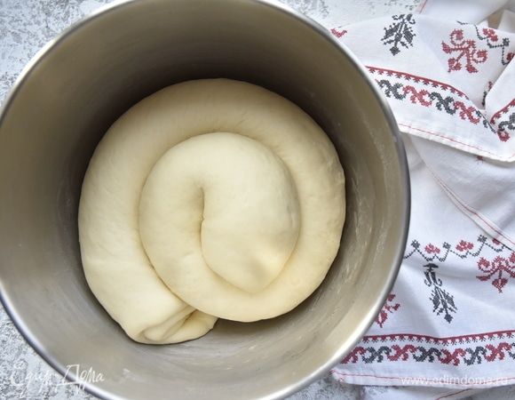 После того как тесто подойдет, раскатайте его в прямоугольник, сверните сначала в трое, а затем в рулет. Снова оставьте подходить минут на 20.