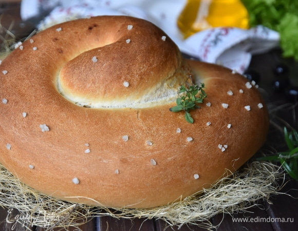 Духовку вместе с противнем разогрейте до 250°C. Переложите сформированную фокаччу вместе с пергаментом на противень. Первые 10 минут выпекайте хлеб с паром. Затем уменьшите температуру до 220°C и выпекайте еще 20 минут. Получается очень ароматный и вкусный хлеб. Мои домочадцы даже не дали ему полностью остыть.