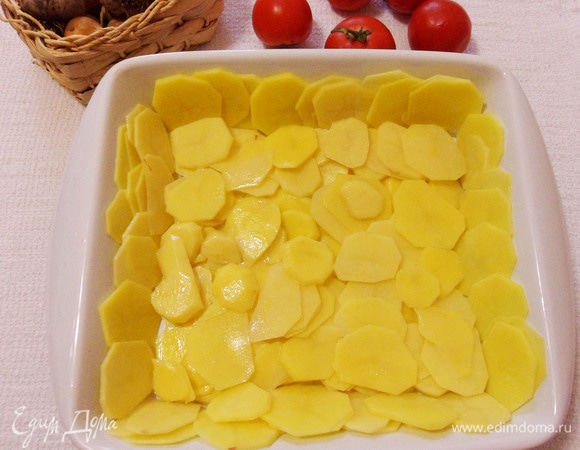 Форму для запекания смазываем растительным маслом и «корзинкой» выкладываем картошку, закрывая дно и бока формы. Немного картофеля оставим, нам он понадобится чуть позже. Посолить.