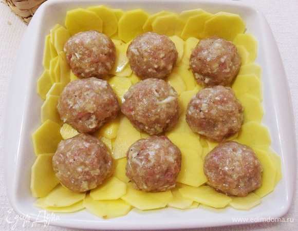 Из фарша формируем шарики и раскладываем их на картофель.