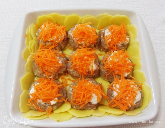 Морковь измельчаем на средней терке и посыпаем шарики.