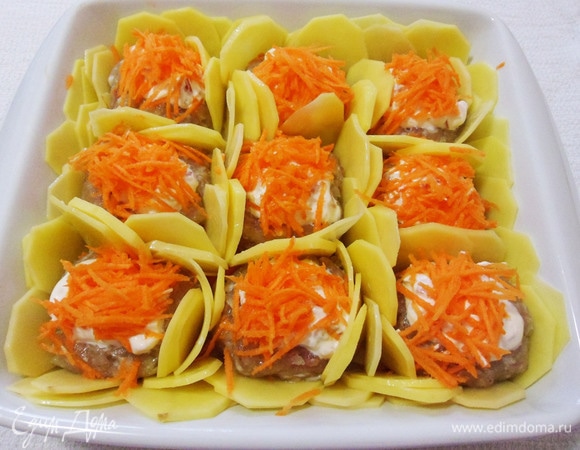 Оставленную картошку выкладываем перегородками вокруг мясных шариков. Накрываем форму фольгой и отправляем в предварительно разогретую до 200°C духовку на 30–40 минут. Ориентируемся на характер своей духовки.