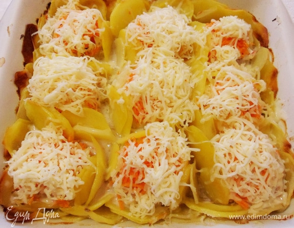 Затем достаем форму из духовки, снимаем фольгу, посыпаем шарики-котлеты натертым на терке сыром.