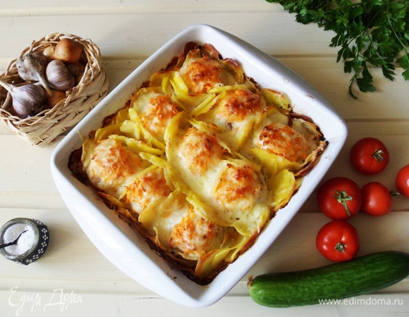 Картошка, запеченная с котлетами в духовке, готова. Я обычно к этому блюду делаю самый простой салат из помидоров и огурцов.