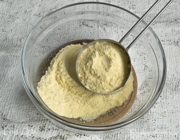 Отмеряем кукурузную муку, насыпаем в миску. Не ошибитесь! Нужна мука, а не крупа, крупа бывает мелкого помола, но для хлеба она, боюсь, не подойдет.