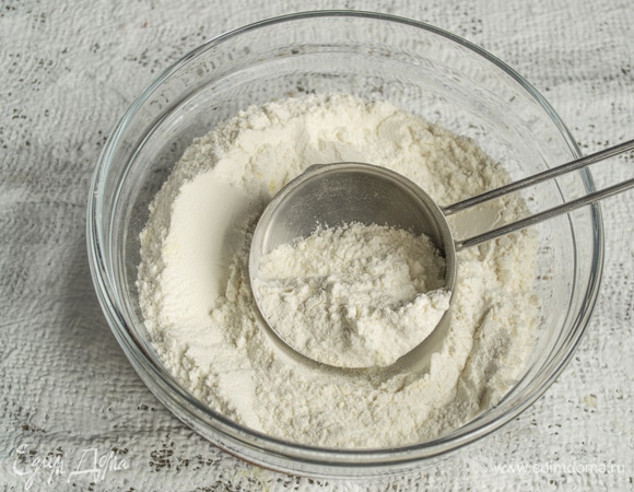 К кукурузной муке добавляем обычную пшеничную муку. Без нее никак, кукурузное тесто довольно тяжелое.