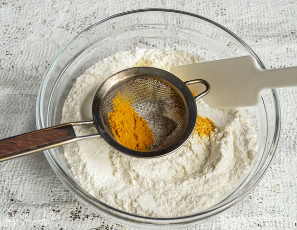 Чтобы буханка получилась ярко-желтой, добавляем молотую куркуму. Это гарантирует цвет яичного желтка!