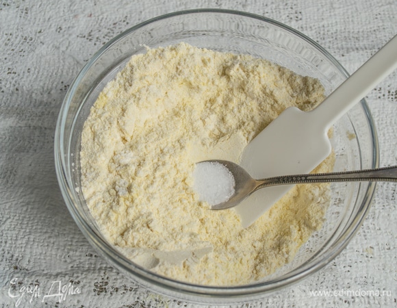 Насыпаем соль, тщательно перемешиваем сухие ингредиенты.