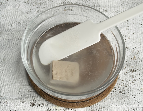 В теплую воду кладем свежие дрожжи. Температура воды не выше 30°C.