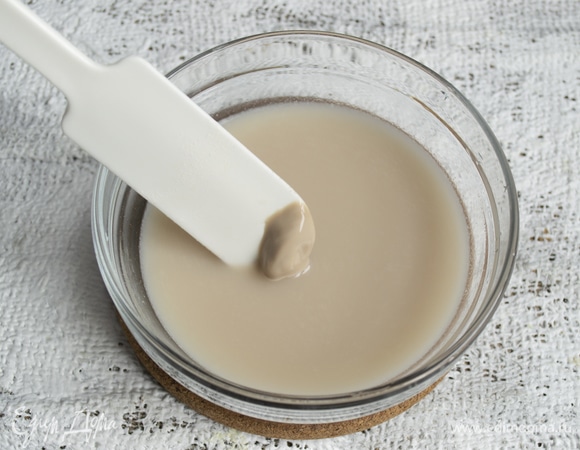 Добавляем сахарный песок, тщательно перемешиваем, пока дрожжи полностью не растворятся.