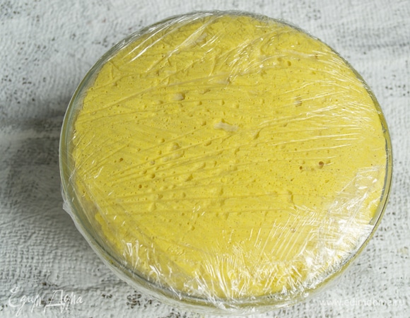 Миску смазываем оливковым маслом, кладем тесто, затягиваем пищевой пленкой, оставляем при комнатной температуре на 1 час.