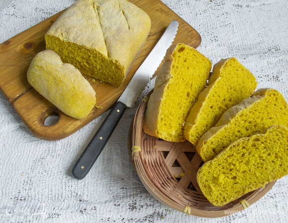 Достаем буханку из духовки, заворачиваем в льняное полотенце, оставляем на 30 минут. Корочка хрустящая, и остается такой долго, в плотном бумажном пакете хлеб не черствеет несколько дней.