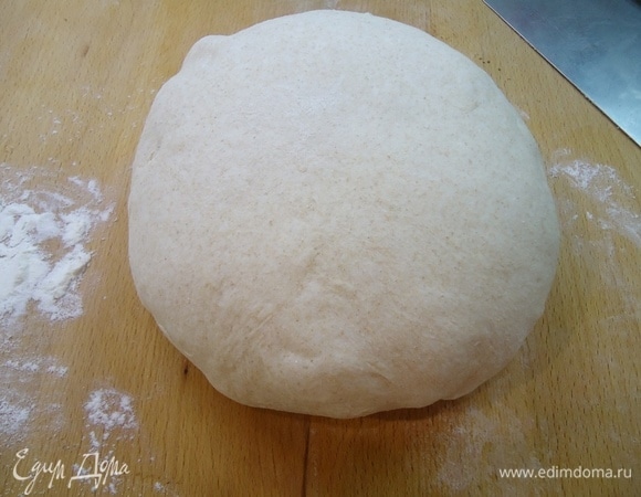 Для основного теста дрожжи распустить в воде. Добавить спелое тесто (45 г), солод светлый (неформатированный), муку. Провести замес теста в течение 7–8 минут. Затем добавить соль и замешивать еще в течение 2–3 минут. Тесто переложить в емкость, смазанную маслом и оставить для брожения на 45–60 минут.