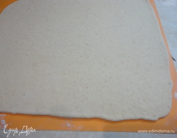 Через 60 минут от теста отделить кусок весом 240 г. Сформировать его в шар, а затем раскатать пласт толщиной около 2 мм. Раскатанное тесто выложить на плотный лист (доску) и перенести в морозильную камеру на 45 минут. Остальное тесто обмять и снова дать ему подойти в течение 45 минут.