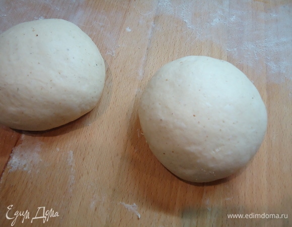 По истечении заданного времени тесто выложить на рабочую поверхность и разделить на равные части. Подвернуть в шары и оставить для расслабления. А мы тем временем будем вырезать листья.