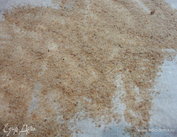 Место, где будем разрезать подмороженное тесто, посыпать ржаной мукой грубого помола или ржаными сухарями.