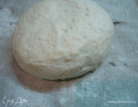 Шары теста сформировать окончательно и положить на заготовки из листьев. Для окончательной расстойки заготовки прикрыть пленкой. Окончательная расстойка занимает 60 минут.