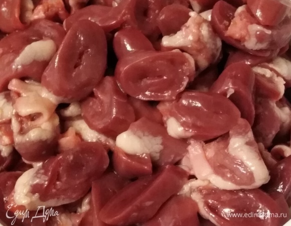 Сердечки промыть. Нарезать. Посолить. Обвалять в муке.