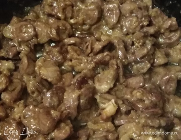 Посыпать перцем. Обжарить на топленом масле до румяной корочки.