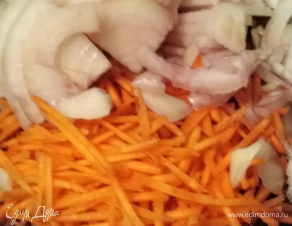 Добавить нарезанные лук и морковь. Влить красное сухое вино.