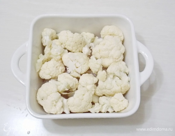Цветную капусту сполоснем и разберем на соцветия. Уложим сверху на нашу рыбку.