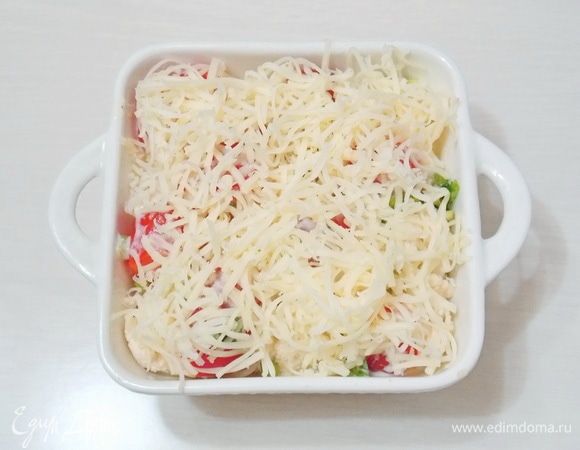 Сыр натираем на мелкой терке и засыпаем верх овощей.