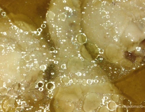 Куриное мясо отварить до готовности. Удалить кости.