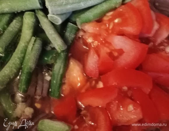 К бульону с мясом добавить нарезанный лук, помидор, замороженную фасоль. Приправить солью. Варить 10 минут.