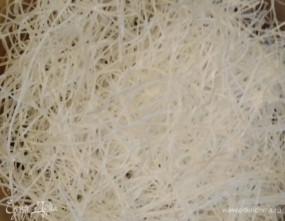 Рисовую лапшу нарезать ножницами.