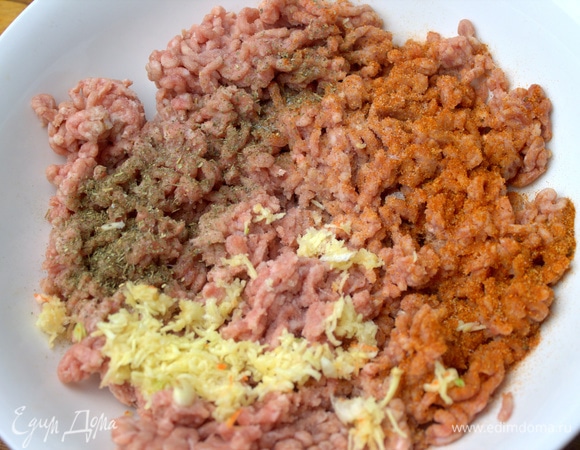 В фарш (свинина и говядина) натереть чеснок, посыпать специи для мяса — соль и паприку.