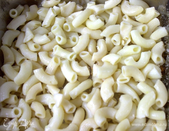 На дно я насыпала отваренные макароны, так как мои мужчины их любят.