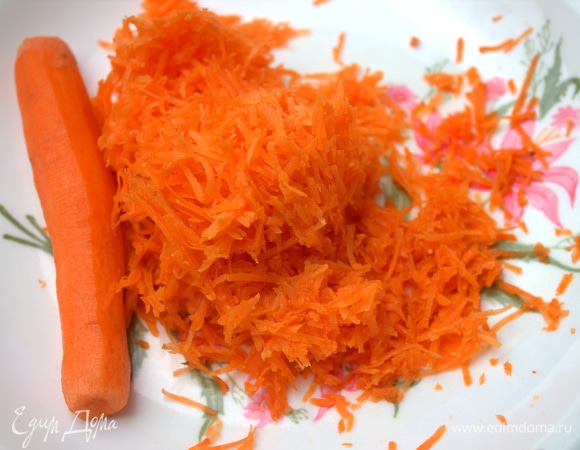 Морковь натереть мелко.